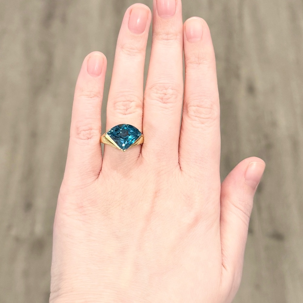 14K Large Deep Blue Topaz Swiss London triliant pie cut regal yellow gold ring - Picture 10 of 12